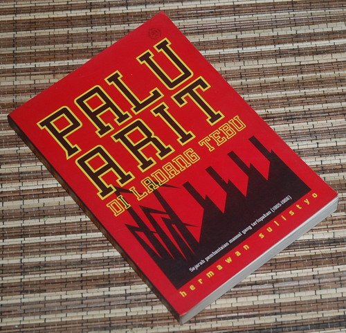 Palu arit di ladang tebu